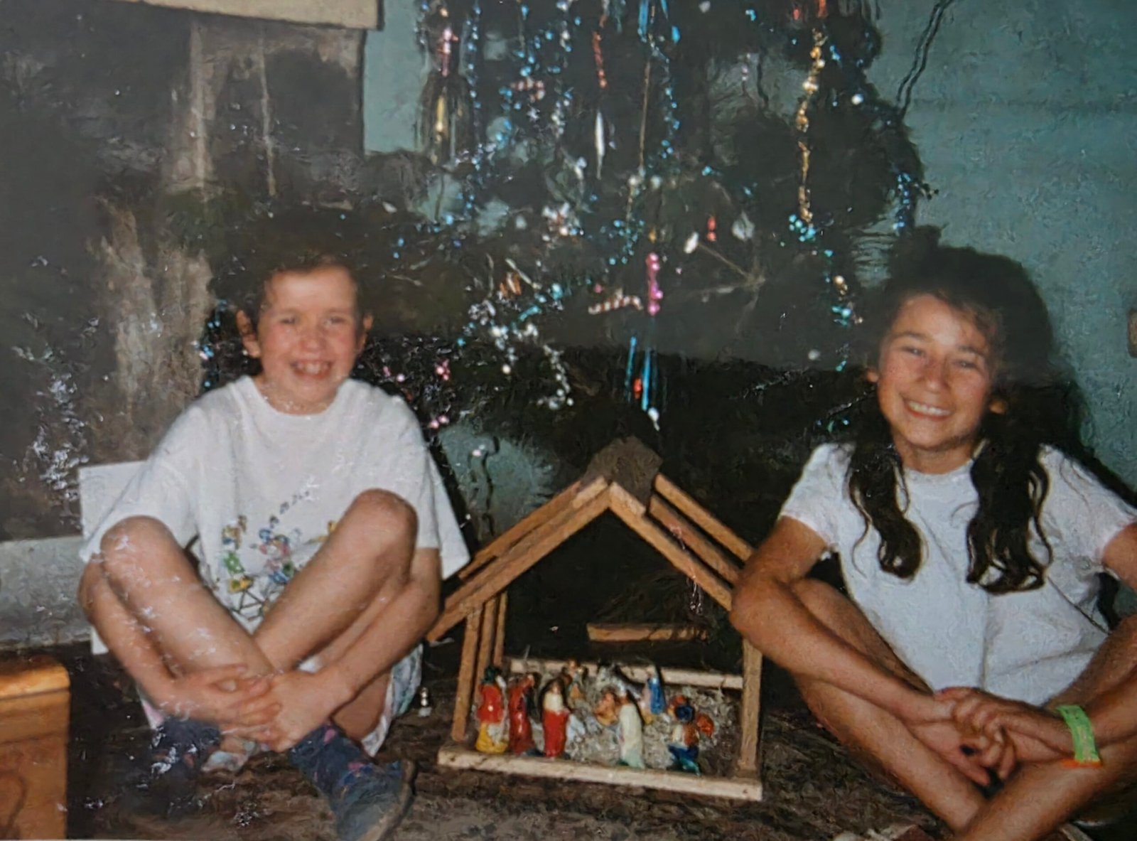 Vicky y Naty de niñas en 1992, antes de conocer la perimenopausia que hoy las une en Wemongen